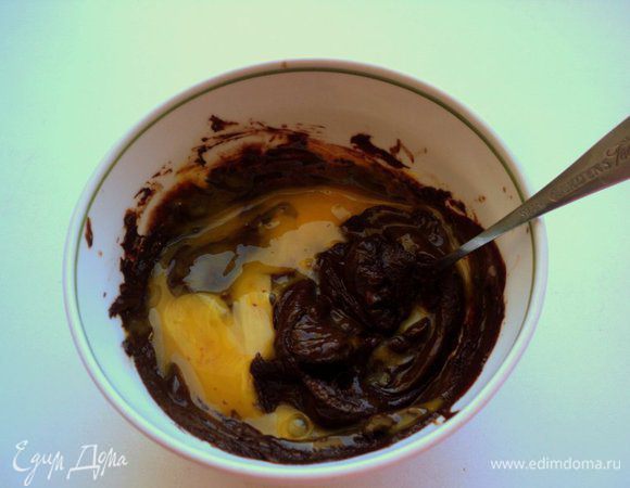 Для шоколадного крема: желатин залить 40 мл холодного молока, дать набухнуть. Растопить в молоке (30 мл) шоколад, постоянно помешивая. Снять растопленный шоколад с огня добавить желтки и набухший желатин, хорошо перемешать и дать смеси остыть. Взбить белки.