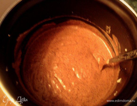 Взбить сливки до устойчивых пиков. Добавить к взбитым сливкам понемногу шоколадную массу, каждый раз хорошо размешивая, и затем добавить взбитые белки.