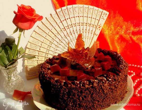 Обсыпать бока торта крошкой из бисквита. Оставшейся глазурью украсить верх торта с помощью кондитерского шприца. Украсить торт кубиками желе из красного сладкого перца и малины и фигурками из карамели.