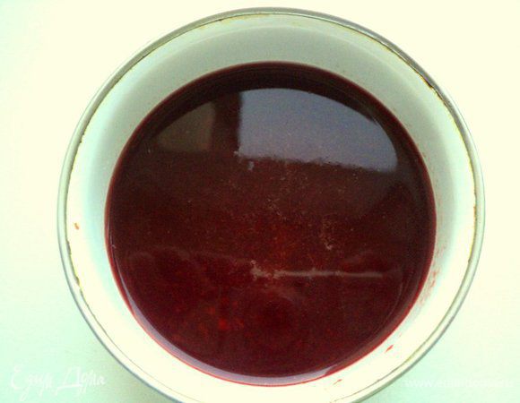 Измельчить перец вместе с малиновым пюре в блендере, затем смесь довести до кипения, протереть через сито, добавить желатин и размешать до его растворения. Перелить смесь в судок и поставить в холодильник для застывания.
