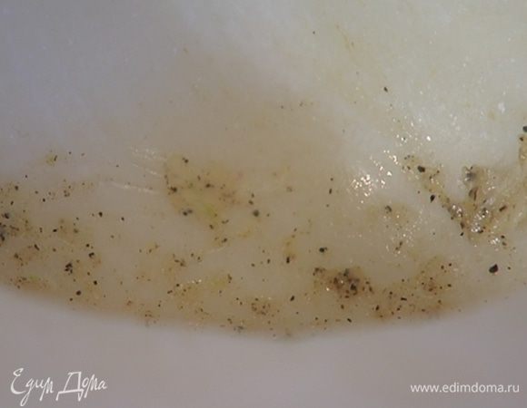 Чеснок почистить и растереть в ступке с солью и перцем.