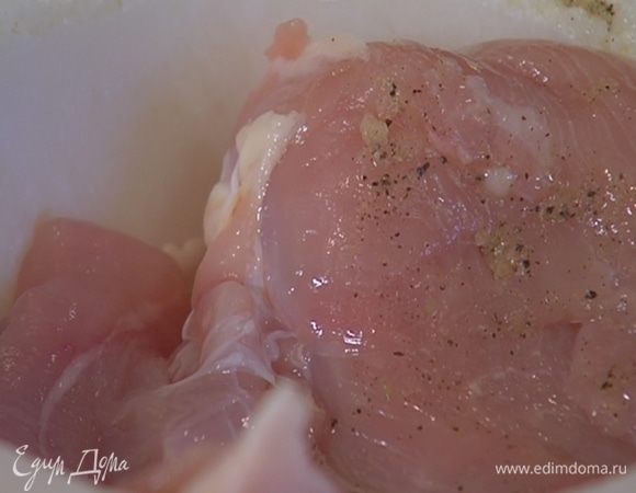 Куриную грудку смазать чесночной смесью.