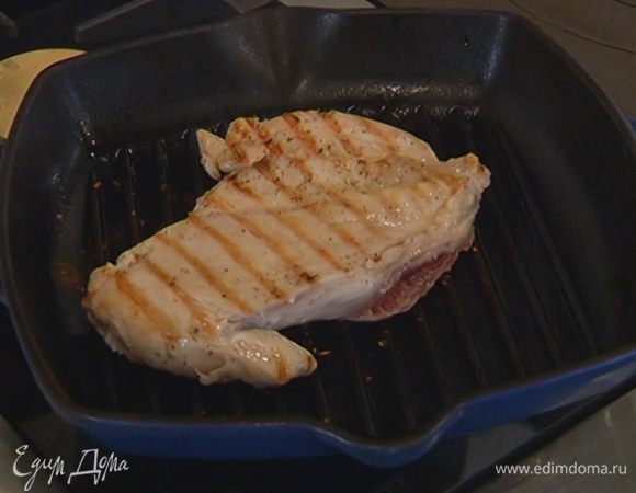 Разогреть сковороду-гриль и обжарить грудку с двух сторон до готовности.