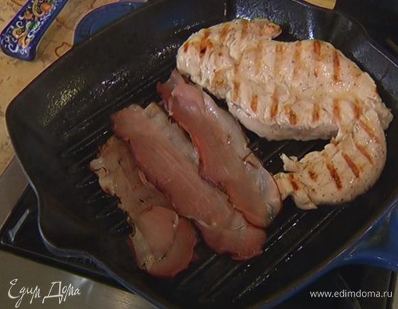 Бекон обжарить на сковороде-гриль рядом с курицей, затем выложить на бумажное полотенце, чтобы удалить излишки жира.