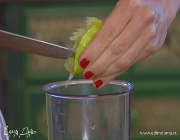 Из половинки лайма выжать сок.