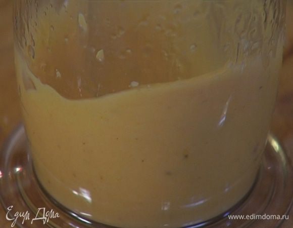 Приготовить майонез: желток комнатной температуры соединить с горчицей, соком лайма, перцем и солью и взбивать миксером, тонкой струйкой вливая оливковое масло Extra Virgin.