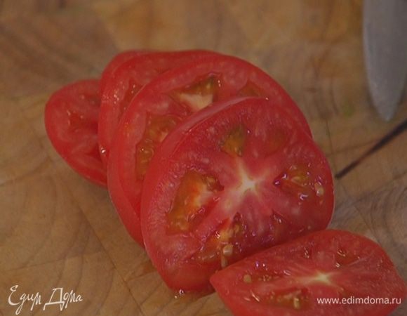 Помидор нарезать кружками поперек.
