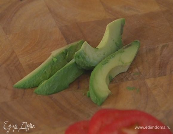 Авокадо почистить и нарезать полосками.