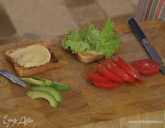 Обжаренные тосты смазать сливочным маслом и майонезом, выложить на каждый тост салатный лист.