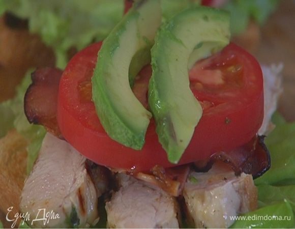 На три тоста выложить куриное мясо, бекон, кружок помидора и авокадо.
