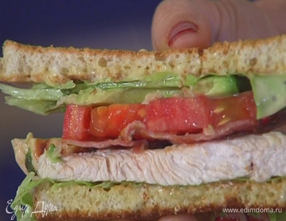 Накрыть оставшимися тостами с салатом и разрезать пополам наискосок.