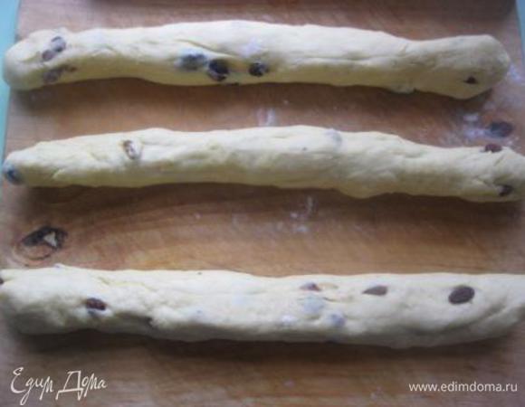 И разделить на три части.
Каждую часть скатать в жгут, длиной, примерно, 30 см.