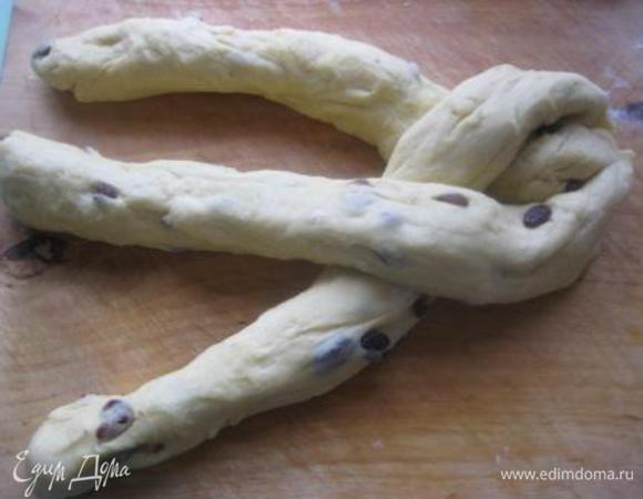 С одного края, скрепить концы.
Заплести косу, не тугую.