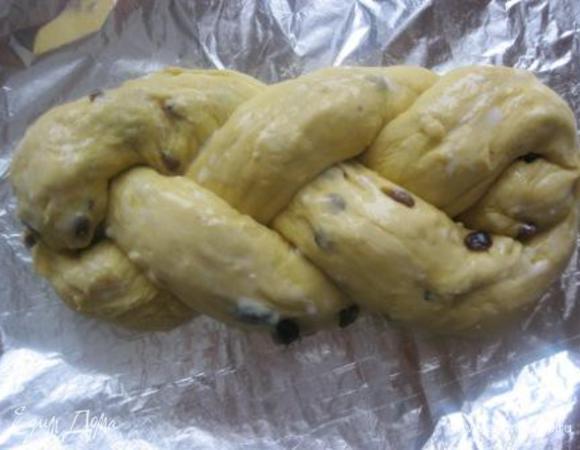 Переложить плетенку на противень, застеленный п.бумагой или фольгой.
Прикрыть полотенцем и оставить на 1-1.5 часа, в теплом месте.
Перед выпечкой смазать либо взбитым яйцом, либо холодным молоком.
Выпекать в разогретой до 180 С духовке, 30-35 минут.