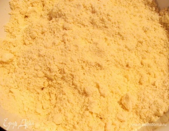 Смешать с 600 граммами муки, солью и разрыхлителем. Руками размять до однородной крошки.
Если хотите более рассыпчатое печенье получить, нужно добавить крахмал, а если более воздушное мягкое, то больше разрыхлителя.