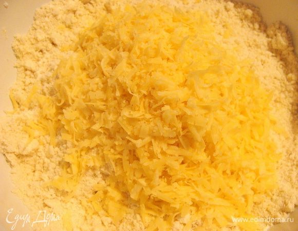 Добавить натертый сыр, все перемешать так, чтобы сыр распределился равномерно.