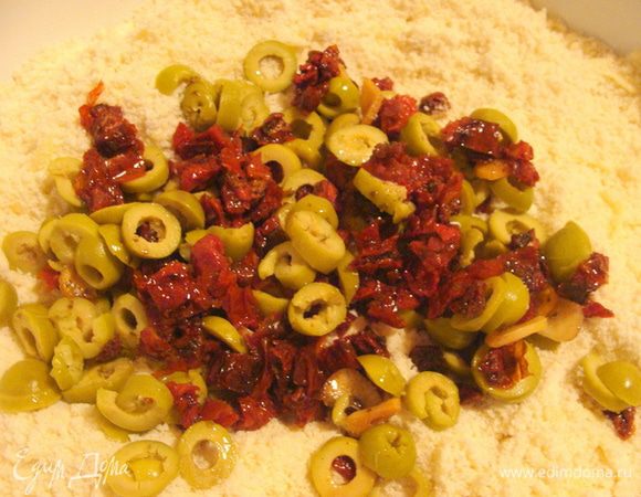 Вяленые помидорки (вместе с чесночком из банки) и маслины порезать и тоже смешать с мучной массой.