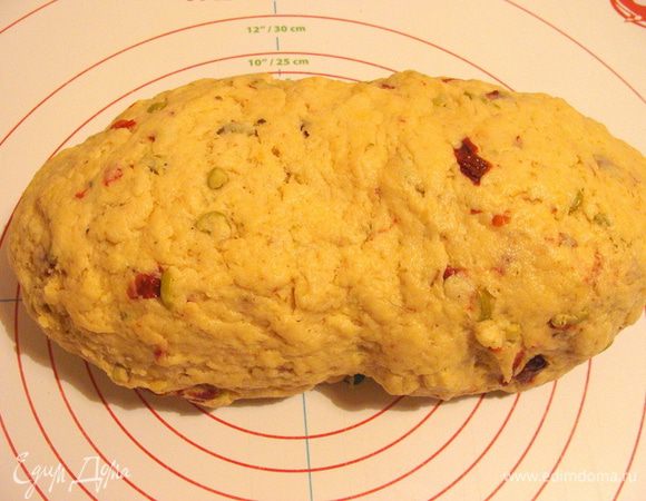 Замесить тесто, добавив еще 100 г муки. Вымесить нужно хорошо!
Накрыть пленкой и убрать в холодильник на 1 час.
Можно тесто сделать вечером и оставить его в холодильнике до утра! Только примерно за час до готовки достать.