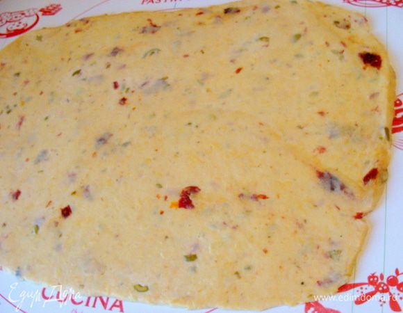 У меня была двойная доза и я разделила тесто на две части.
Раскатать тесто до 4- 5 мм примерно.