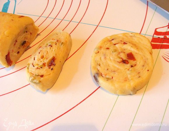 Порезать дольками и придавить каждую широким ножом, придав форму.