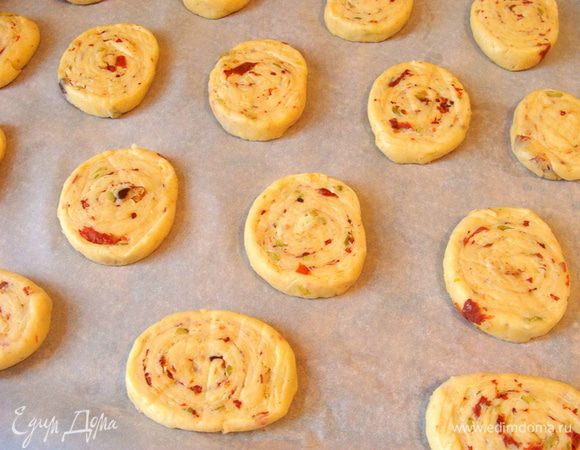 Выложить на противень, застеленный пекарской бумагой.
Расстояние можно поменьше оставить, печенье не сильно увеличивается в размере.
Выпекать до золотистого цвета, при 200* примерно 20 минут.
