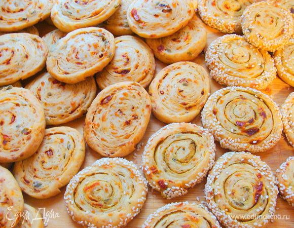 Другую партию, которую посыпала кайенской солью, обсыпала кунжутом по краям.