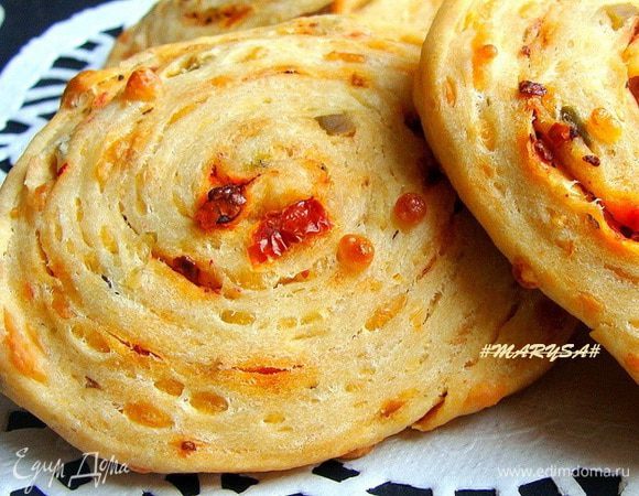  Тесто получается похожим чем то на слоеное.
 А эти милые пузырьки оранжевого цвета, это сыр! 
 И вообще печенье получается очень веселеньким с богатой структурой и изысканным вкусом!
