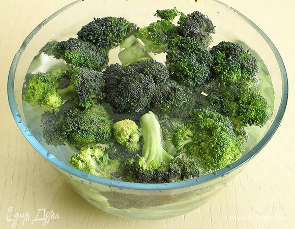 Брокколи разбираем на соцветия (стебли я не использую). Кладем в холодную подсоленную воду на 10 минут. Это делается для того, чтобы жучки и гусеницы выплыли на поверхность (у меня несколько таких плавали).