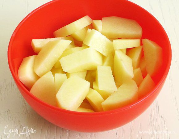 Далее чистим картофель и нарезаем его на небольшие кусочки.