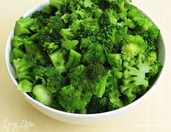 Брокколи вынимаем из воды, промываем и нарезаем на небольшие кусочки.