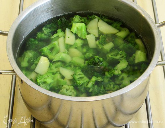 Берем кастрюлю, наливаем туда примерно 1 лити воды и ставим на огонь. Как только закипит, солим и кладем картофель с брокколи. Доводим до кипения, уменьшаем огонь до среднего и варим до мягкости картофеля (примерно 10 минут).