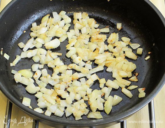 Лук нарезаем мелким кубиком и жарим на сливочном масле до мягкости. Кладем в кастрюлю и перемешиваем. Снимаем с огня и оставляем пока в стороне.