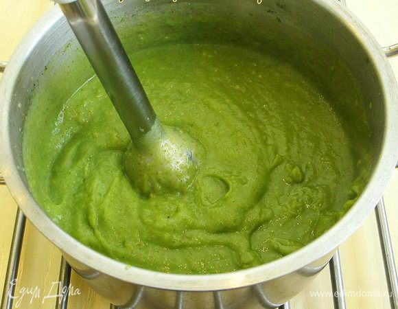 Далее погружным блендером измельчаем овощи в пюре.