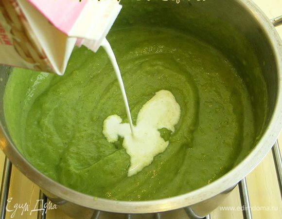 Наливаем сливки и ставим снова на огонь. Прогреваем суп, но не доводим до кипения (выключаем, как только появились первые пузырьки).