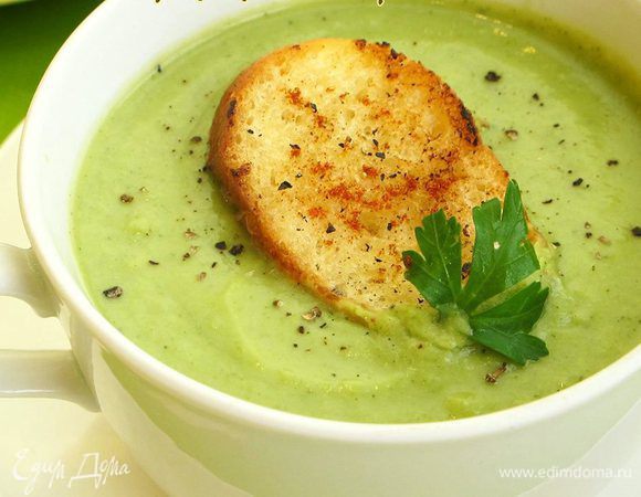 Разливаем по тарелкам, сверху кладем гренку, присыпаем молотым перцем и подаем. Приятного аппетита!