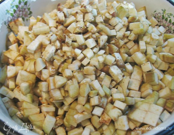 Баклажаны нарезать на маленькие кубики и засыпать солью на 30 минут. Я люблю чистить баклажаны от кожицы.

