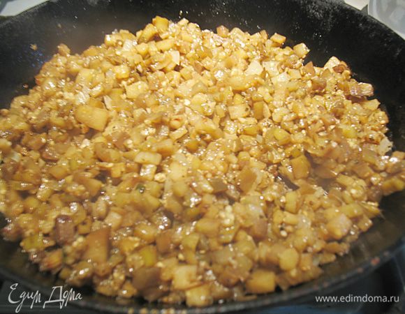 Баклажаны промыть от соли. На большом огне обжарить баклажаны на оливковом масле с чесноком, около 6 минут, часто мешая. К баклажанам добавляем сахар, уксус, орегано, соль и перец по вкусу. Уменьшить огонь и тушим под крышкой 20 минут периодически помешивая. Снять крышку и дать выпариться жидкости. 