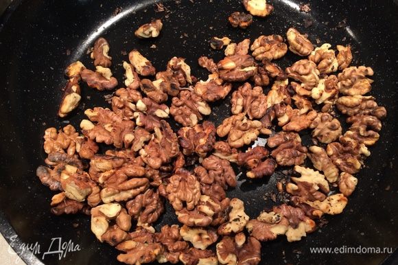 Грецкие орехи пожарьте на сухой сковороде в течение 8-10 минут. Дайте остыть, затем порубите на крупные кусочки.