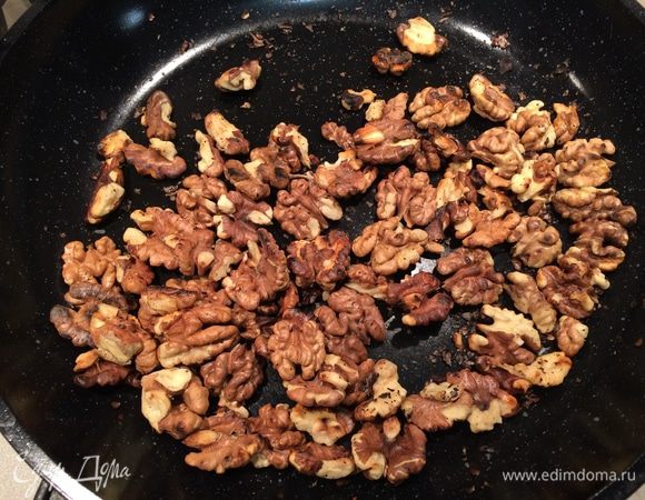 Грецкие орехи пожарьте на сухой сковороде в течение 8-10 минут. Дайте остыть, затем порубите на крупные кусочки.