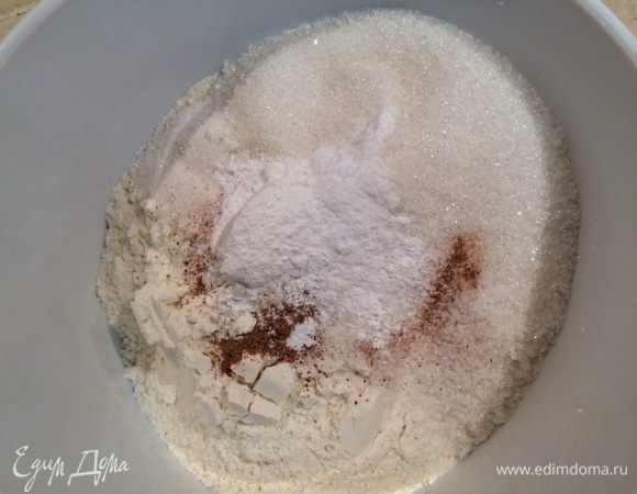 В большой миске смешайте все сухие ингредиенты: муку, сахар, ванильный сахар, разрыхлитель, соду, соль, корицу. 
