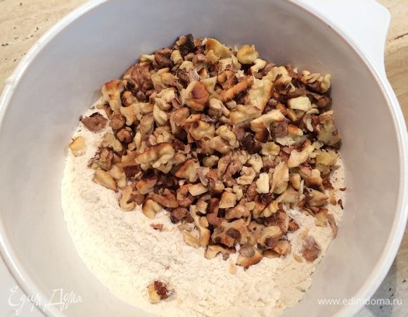 Добавьте грецкие орехи. Хорошо перемешайте.