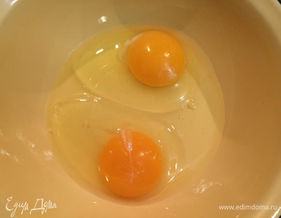 Отдельно взбейте венчиком яйца, 