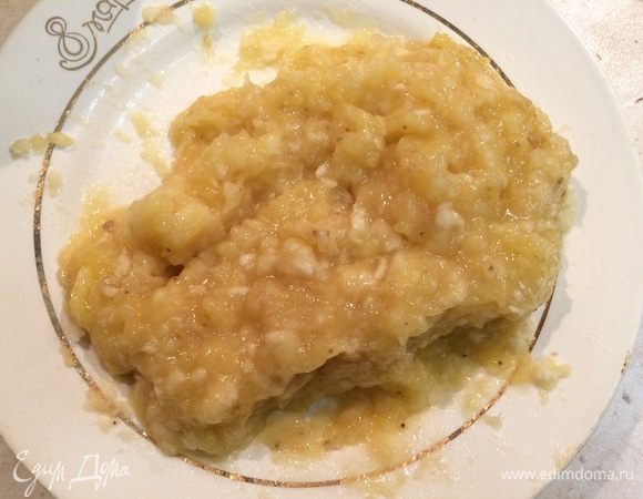 добавьте к ним банановое пюре ...