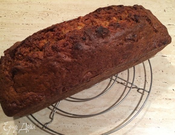 Готовый хлеб выньте из духовки и дайте постоять в форме 10 минут. 
После этого выньте хлеб из формы и оставьте остывать на решетке.