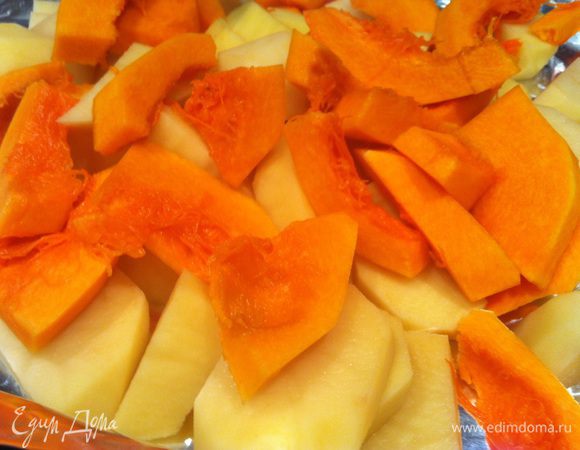 Духовку разогрейте до 170 градусов. Почистите картофель и тыкву. У тыквы удалите семена. Порежьте крупными ломтиками. Приправьте тимьяном, орегано, посолите, добавьте оливковое масло и перемешайте.