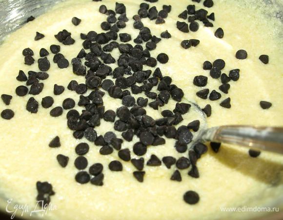 Масло взбиваем  с сахаром в пышную, светлую массу. Постепенно вводим по одному яйцу, тщательно взбивая. Добавляем капли шоколада, перемешиваем.