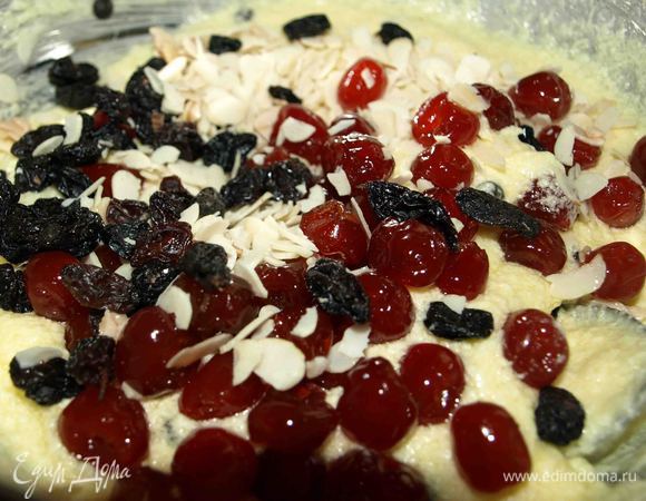 Добавляем лепестки арахиса, изюм и хорошо перемешиваем.