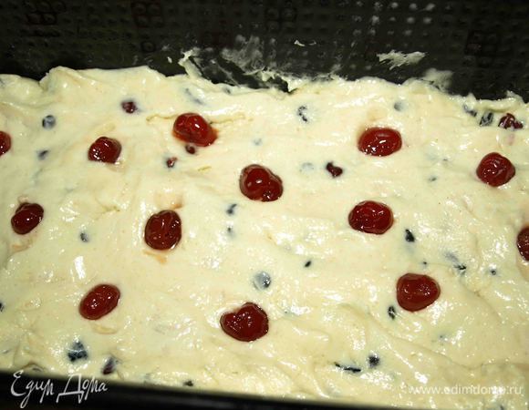 Перекладываем тесто в форму (у меня форма-буханка на 900г).  Разравниваем тесто, сверху выкладываем отложенные ягоды вишни. Отправляем в разогретую заранее до 170 градусов духовку и выпекаем 1 час  до пробы на сухую спицу (бамбуковую палочку). 