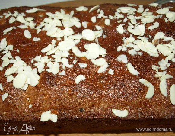 Смазать кекс и посыпать лепестками арахиса. 