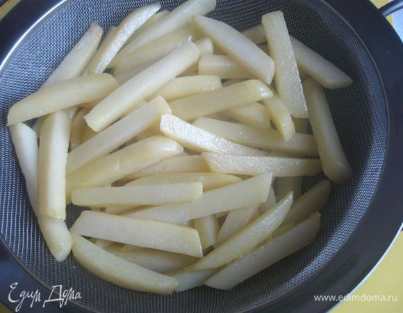 Вместо оливкового можно взять рапсовое, хлопковое или масло из виноградных косточек. Нагреть  масло для фритюра (примерно до 140 градусов) в низкой толстостенной кастрюле или сковороде, обжарить в нём картофель на среднем огне  3  минуты. Будьте аккуратны и внимательны при работе с фритюром! Картофель не должен покрываться коркой, а лишь запекаться внутри. Вынуть картофель, положить в дуршлаг, дать стечь маслу и полностью остыть, выложить на полотенце, промокнуть.  После этого шага картофель  можно заморозить и приготовить позднее.  Я это делать не буду, а продолжу обработку картофеля.
